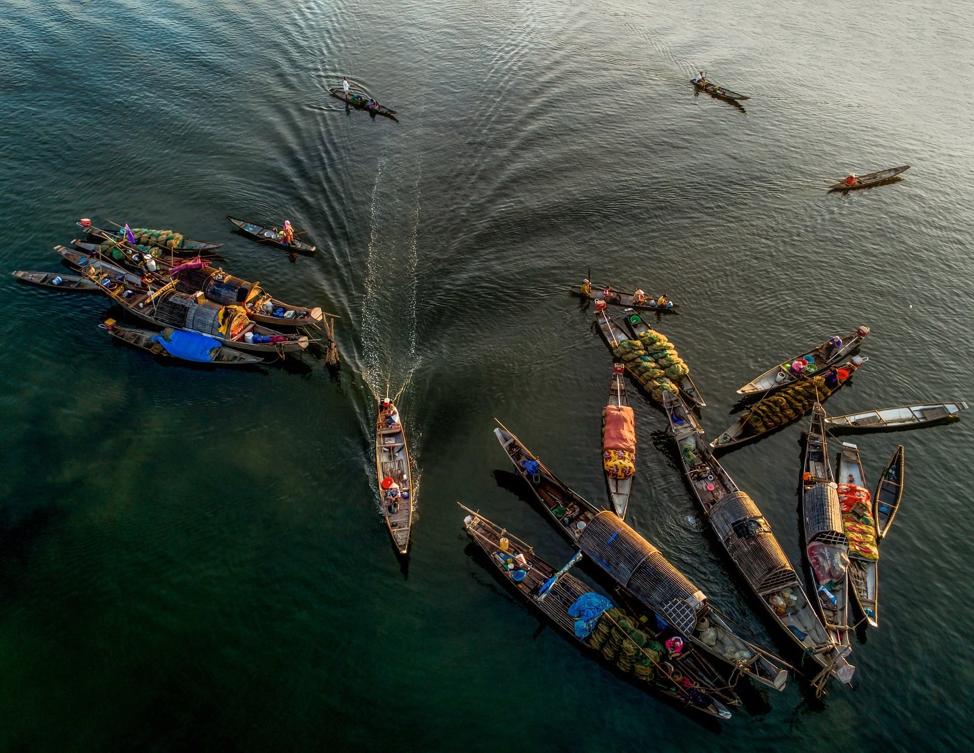 Boats drawing together