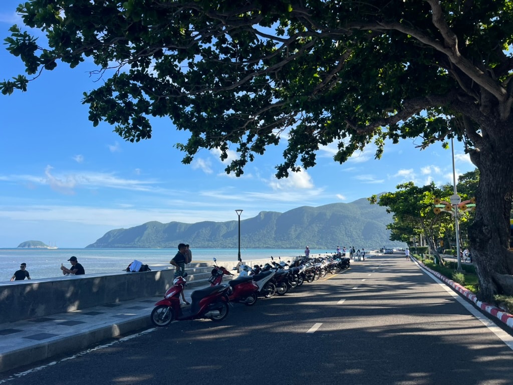 The coast road, Côn Đảo
