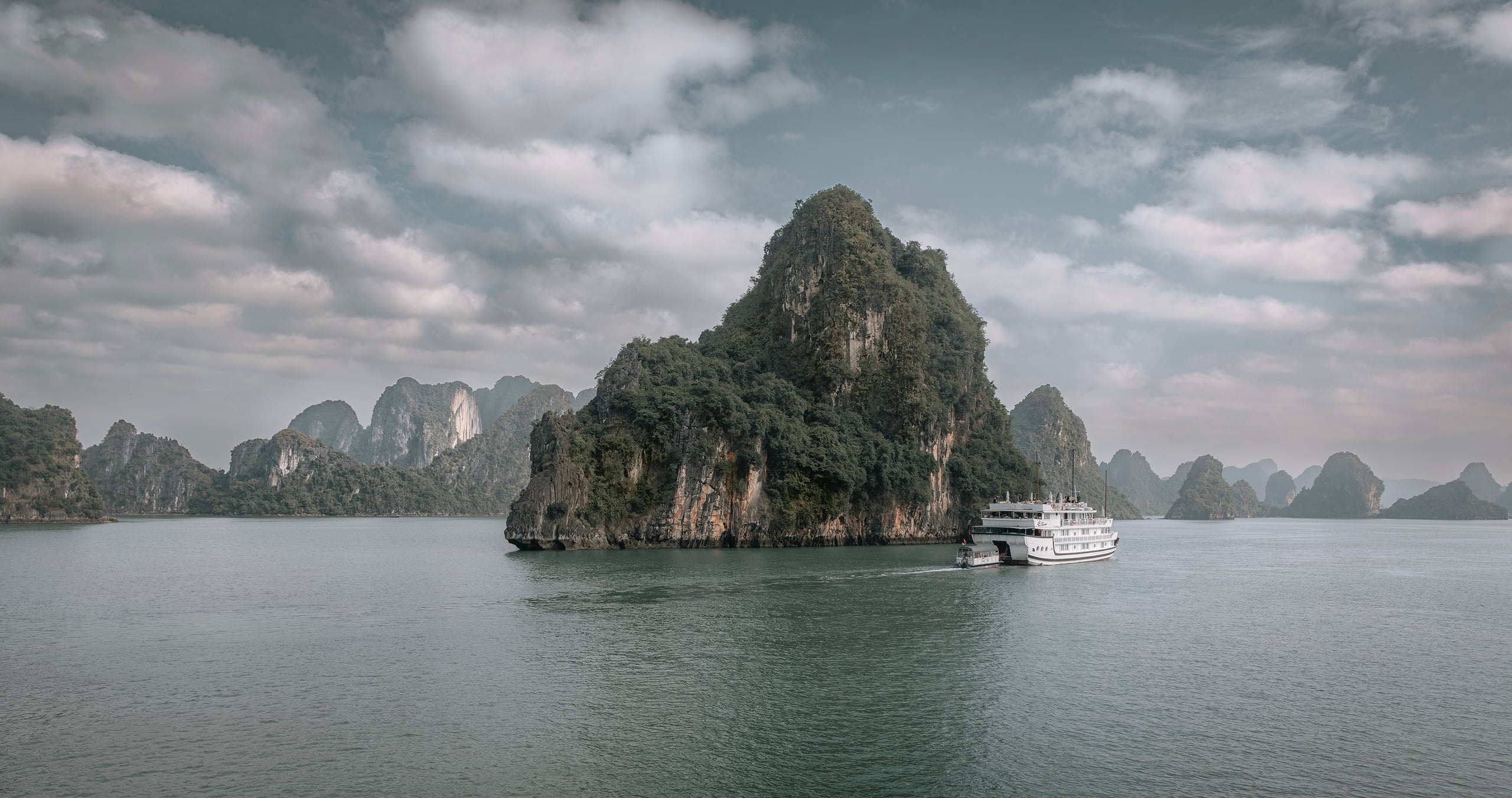 The Luxury Finale, over the water in Hạ Long Bay